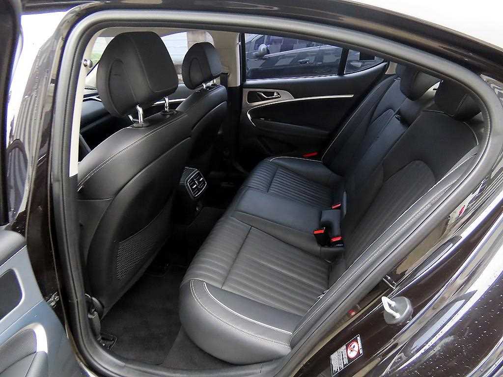 Genesis G70 - Vista 6