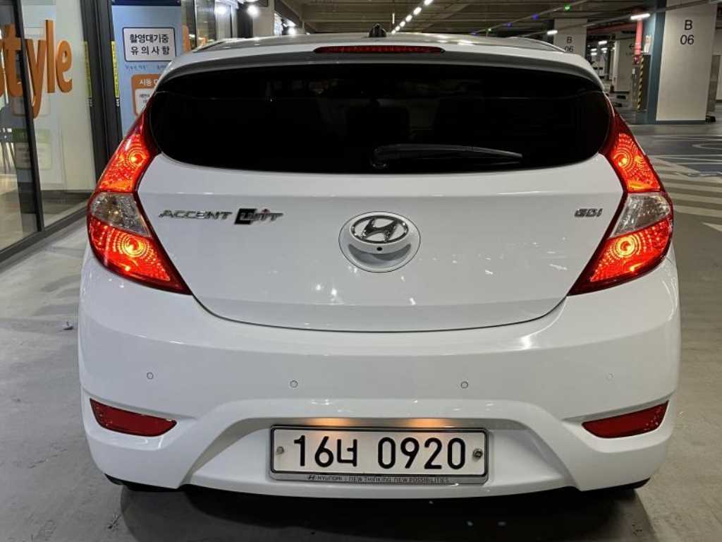 HYUNDAI Accent - Vista 5