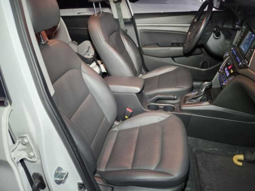 HYUNDAI Avante - Vista 8