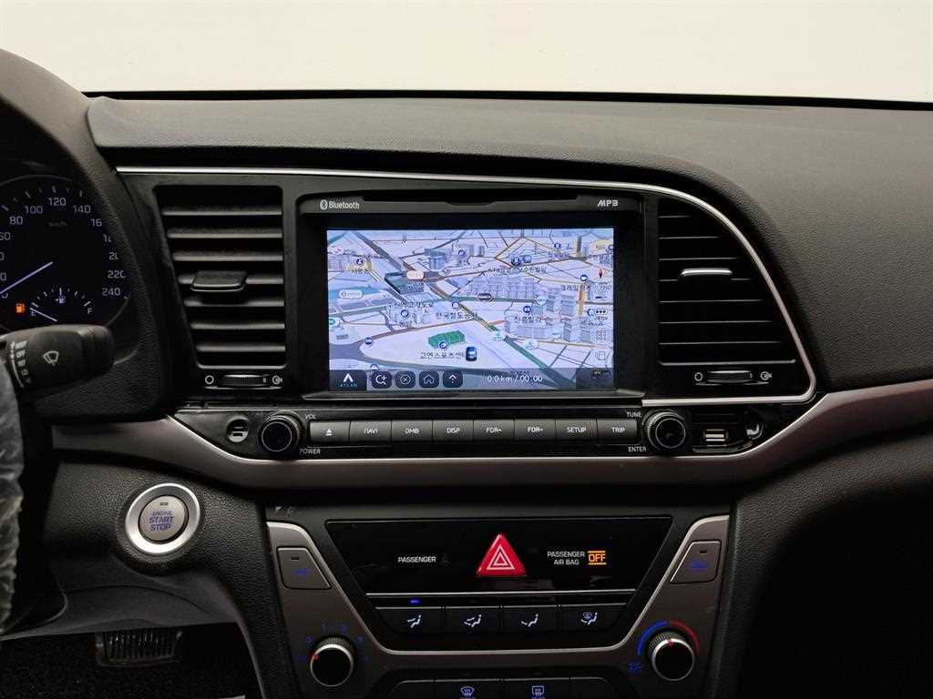HYUNDAI Avante - Vista 9