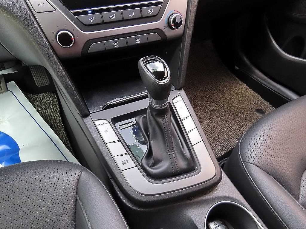 HYUNDAI Avante - Vista 10
