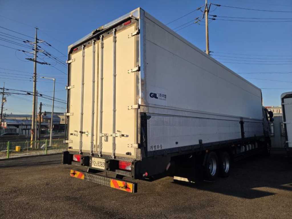 medium and large cargo truck - Vista 5