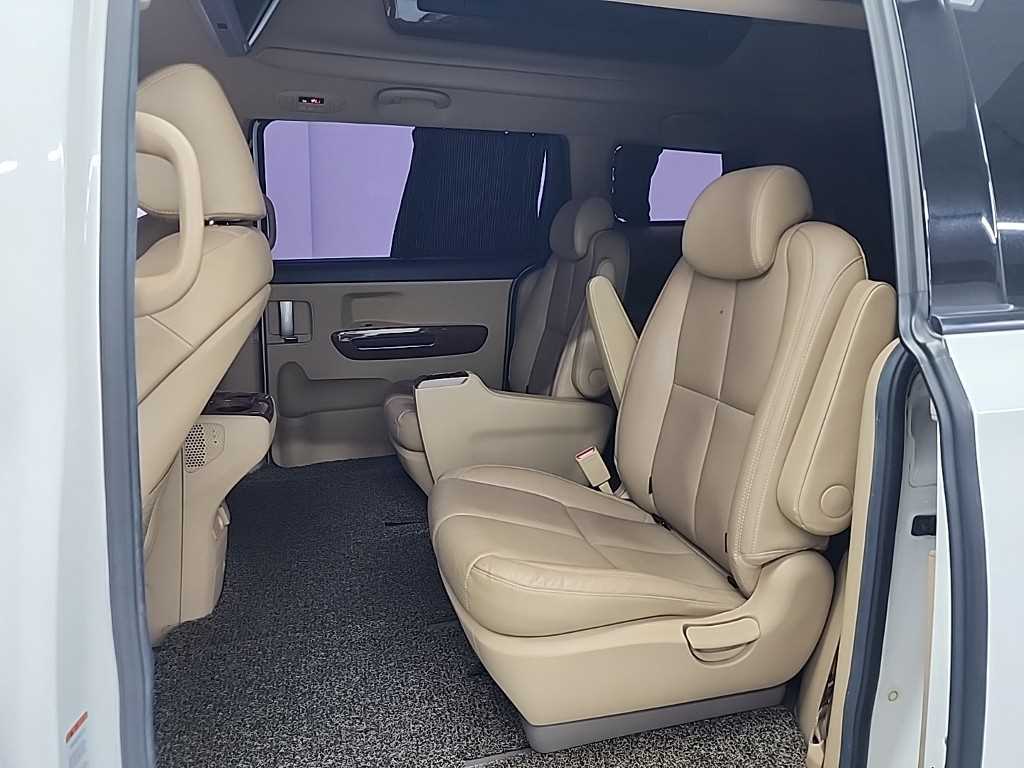 KIA Carnival - Vista 12
