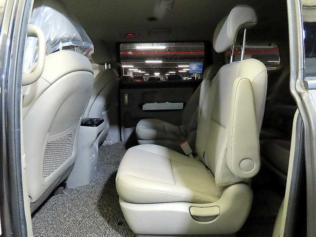 KIA Carnival - Vista 7