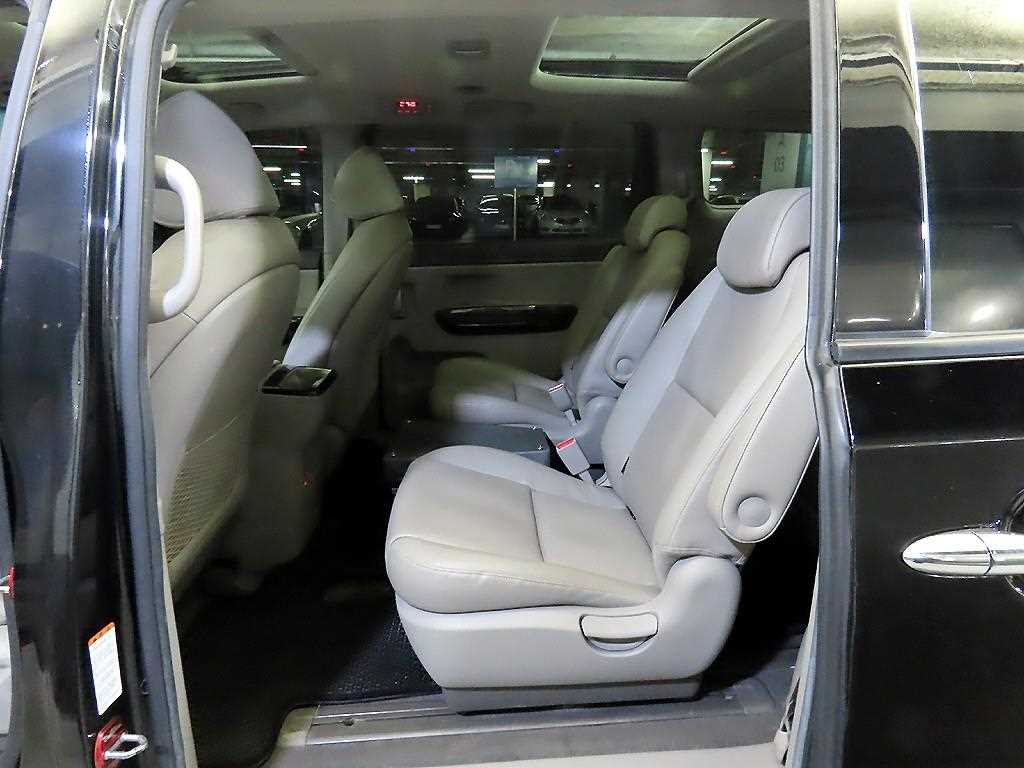 KIA Carnival - Vista 7