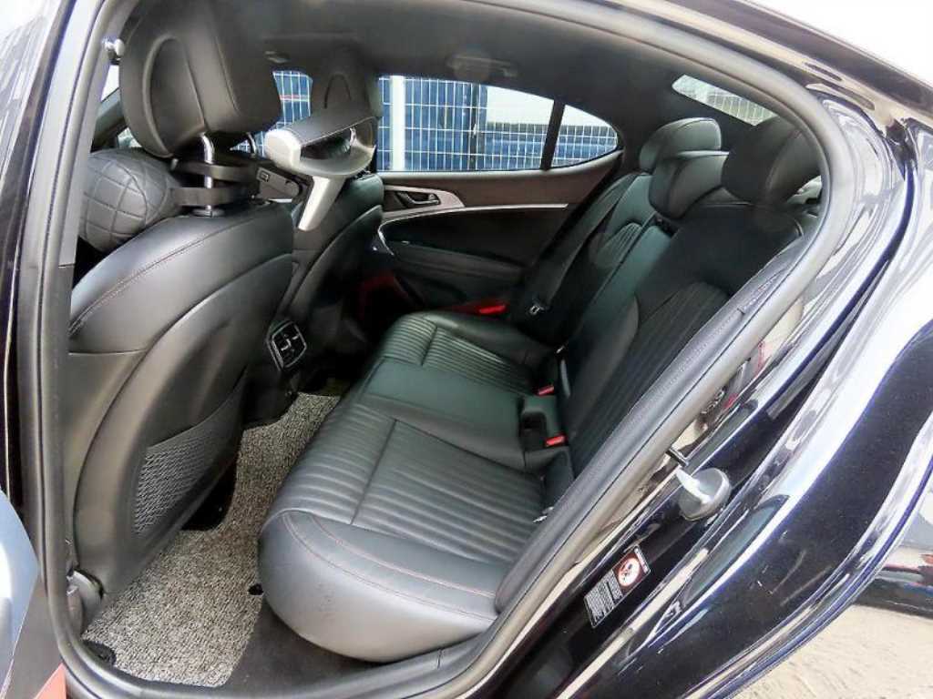 Genesis G70 - Vista 6