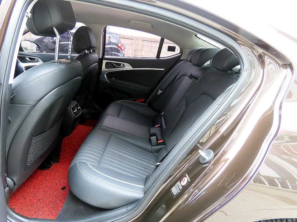 Genesis G70 - Vista 6