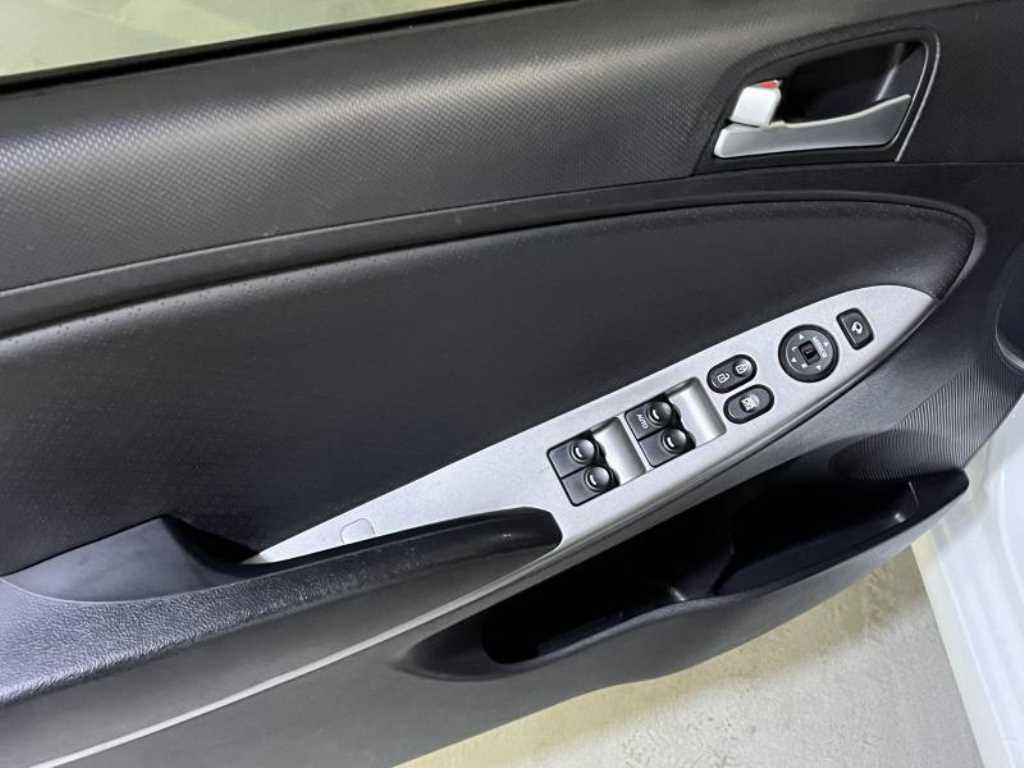 HYUNDAI Accent - Vista 12