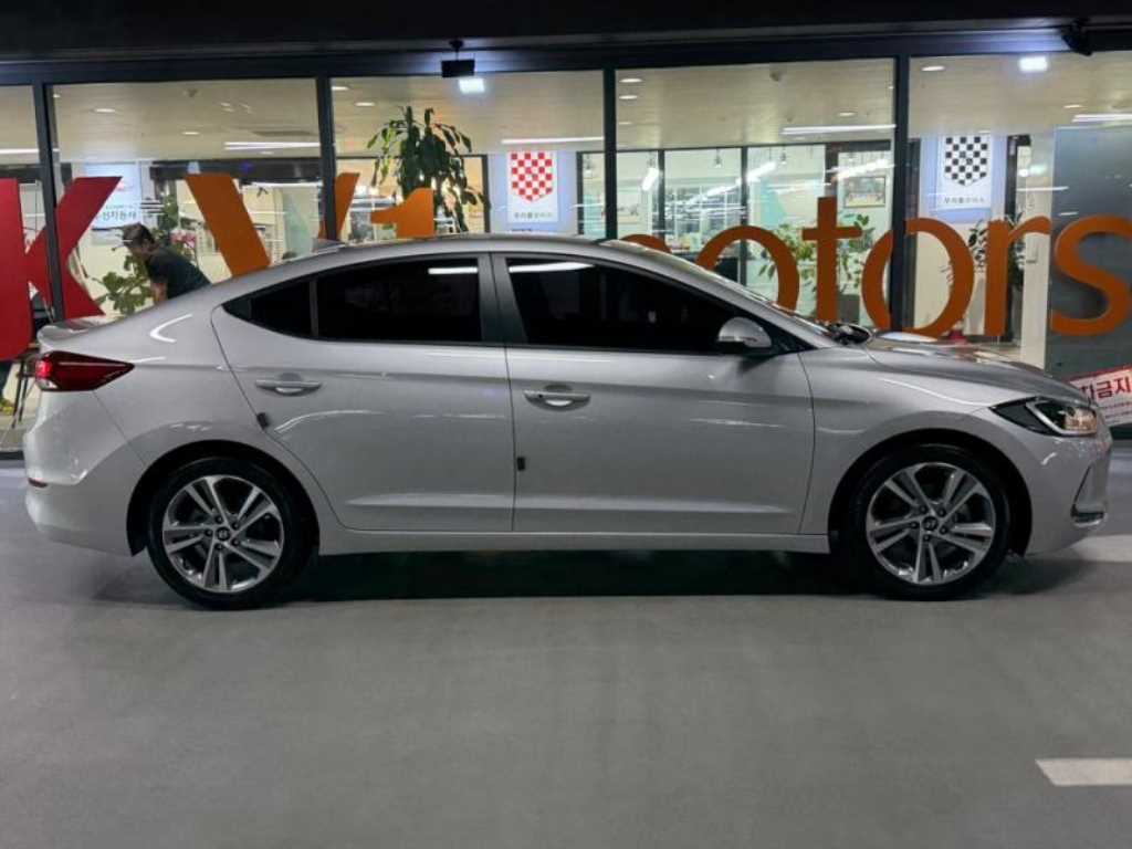 HYUNDAI Avante - Vista 3