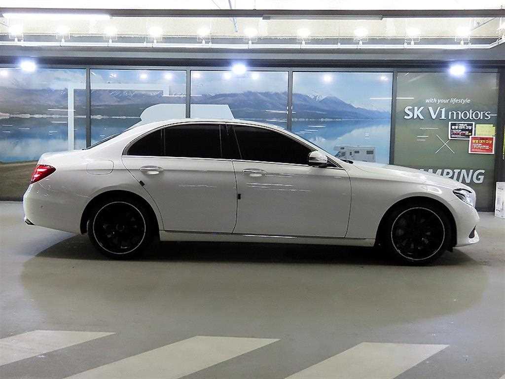 Mercedes Benz E class - Vista 3