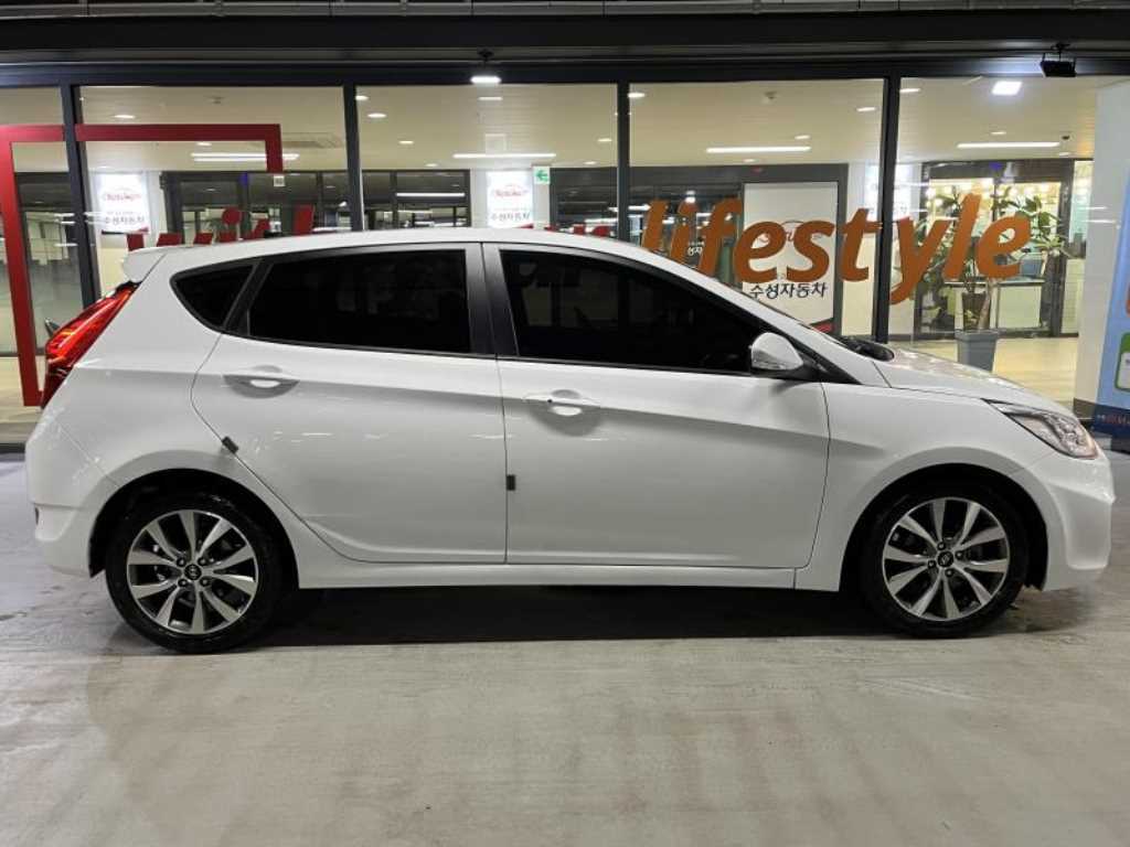 HYUNDAI Accent - Vista 3