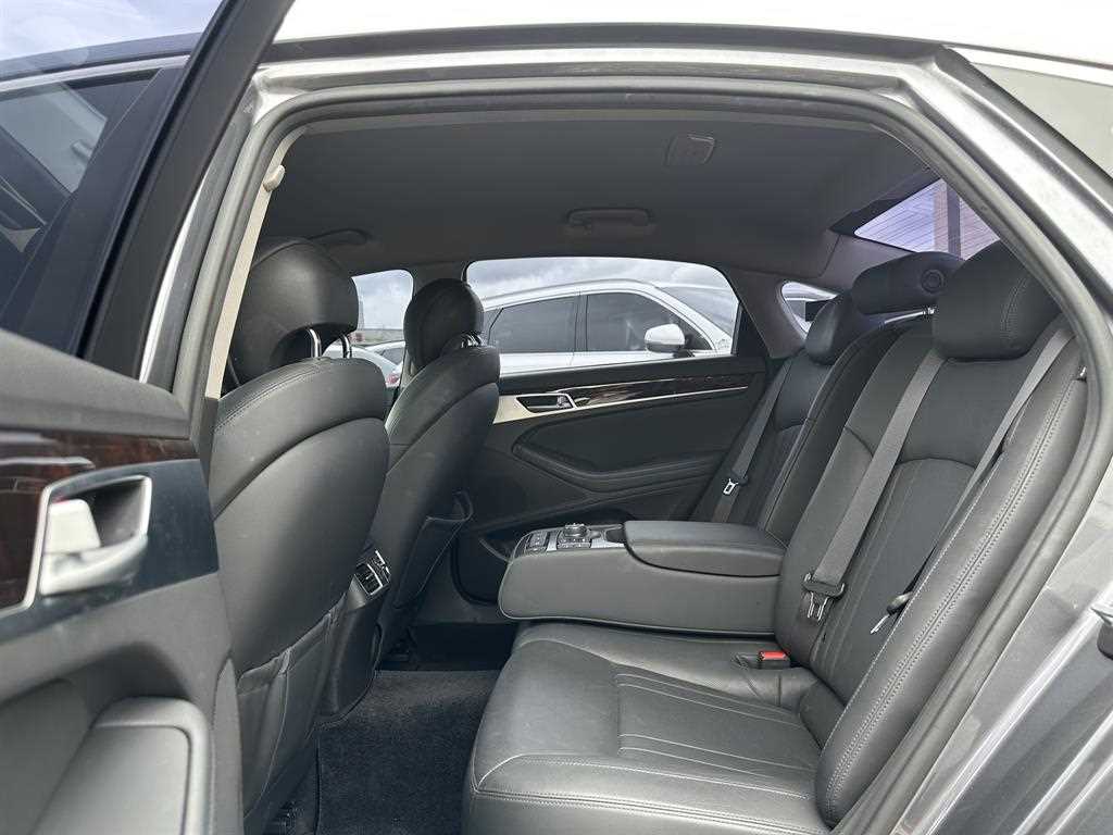HYUNDAI Genesis - Vista 12