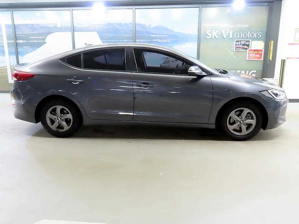 HYUNDAI Avante - Vista 3