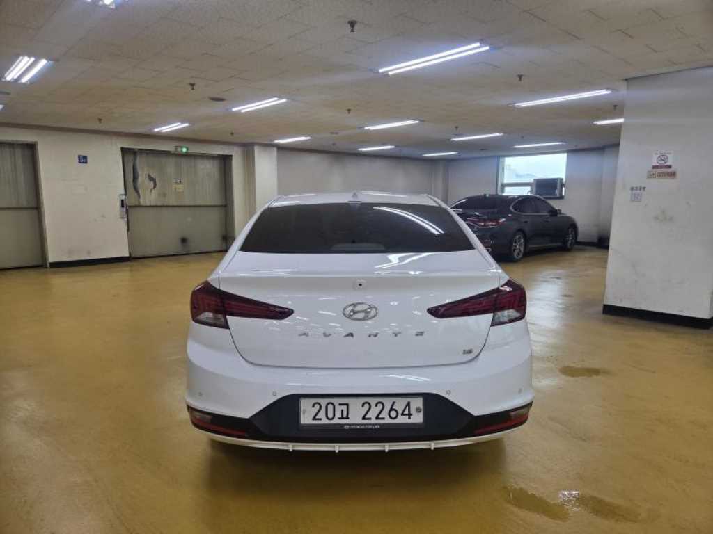 HYUNDAI Avante - Vista 4