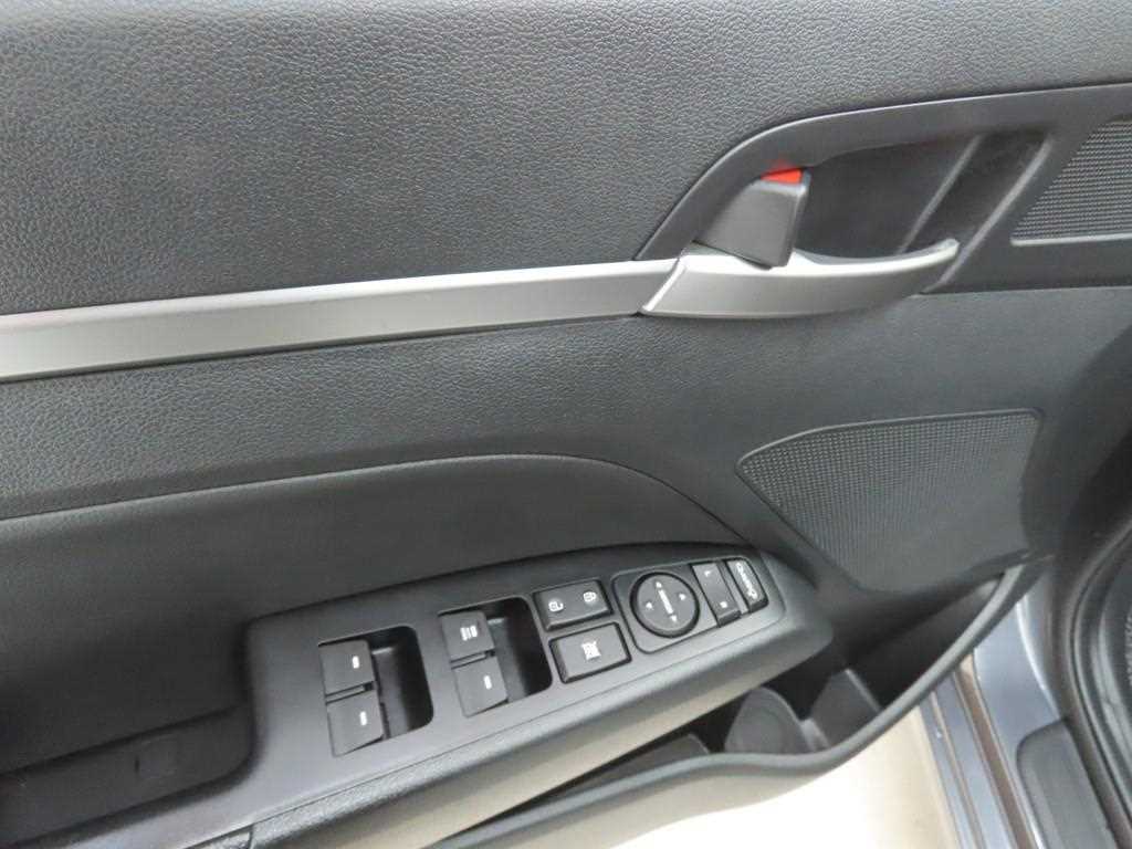 HYUNDAI Avante - Vista 9