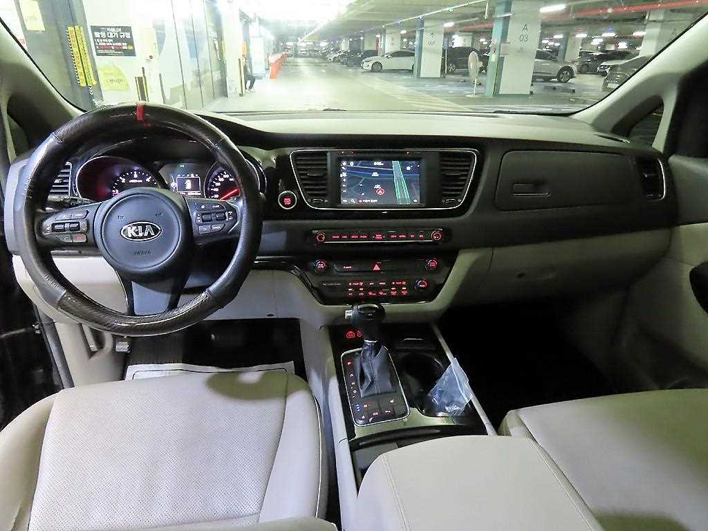KIA Carnival - Vista 10
