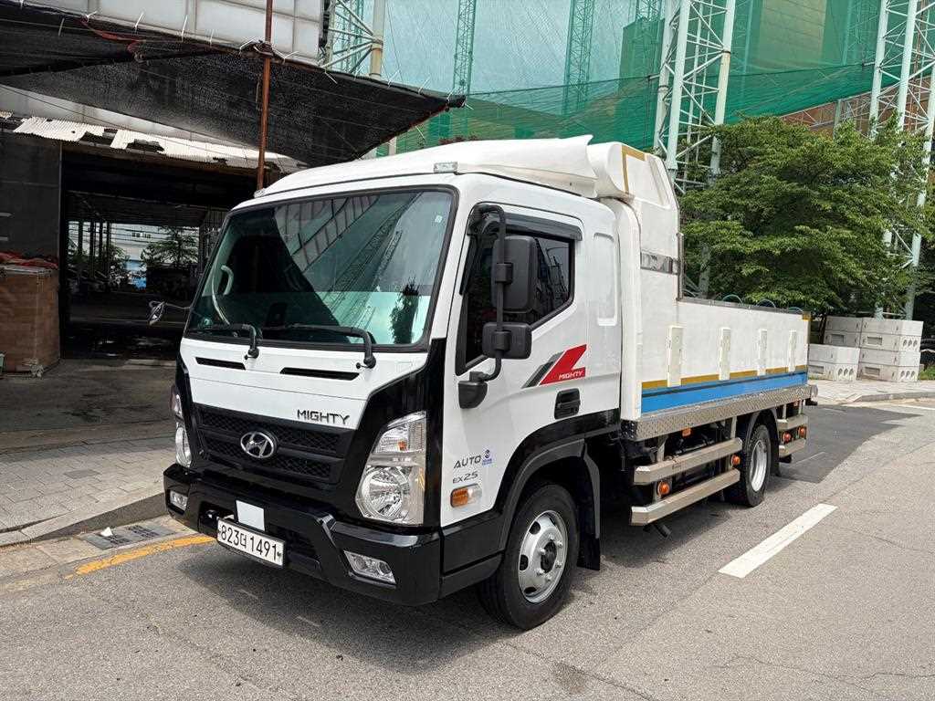 medium and large cargo Live Fish Car 2024