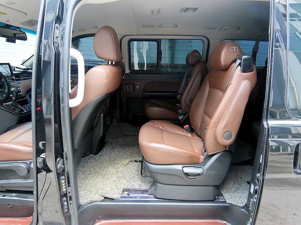 HYUNDAI Starex - Vista 6