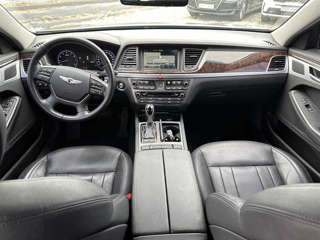 HYUNDAI Genesis - Vista 5