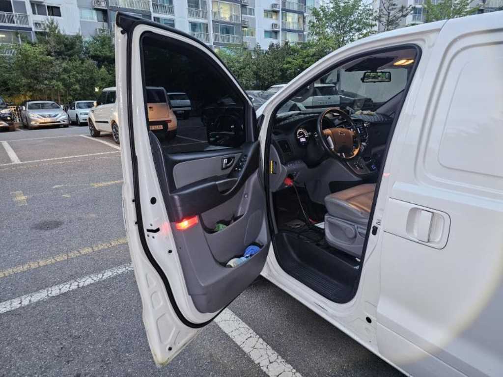HYUNDAI Starex - Vista 5