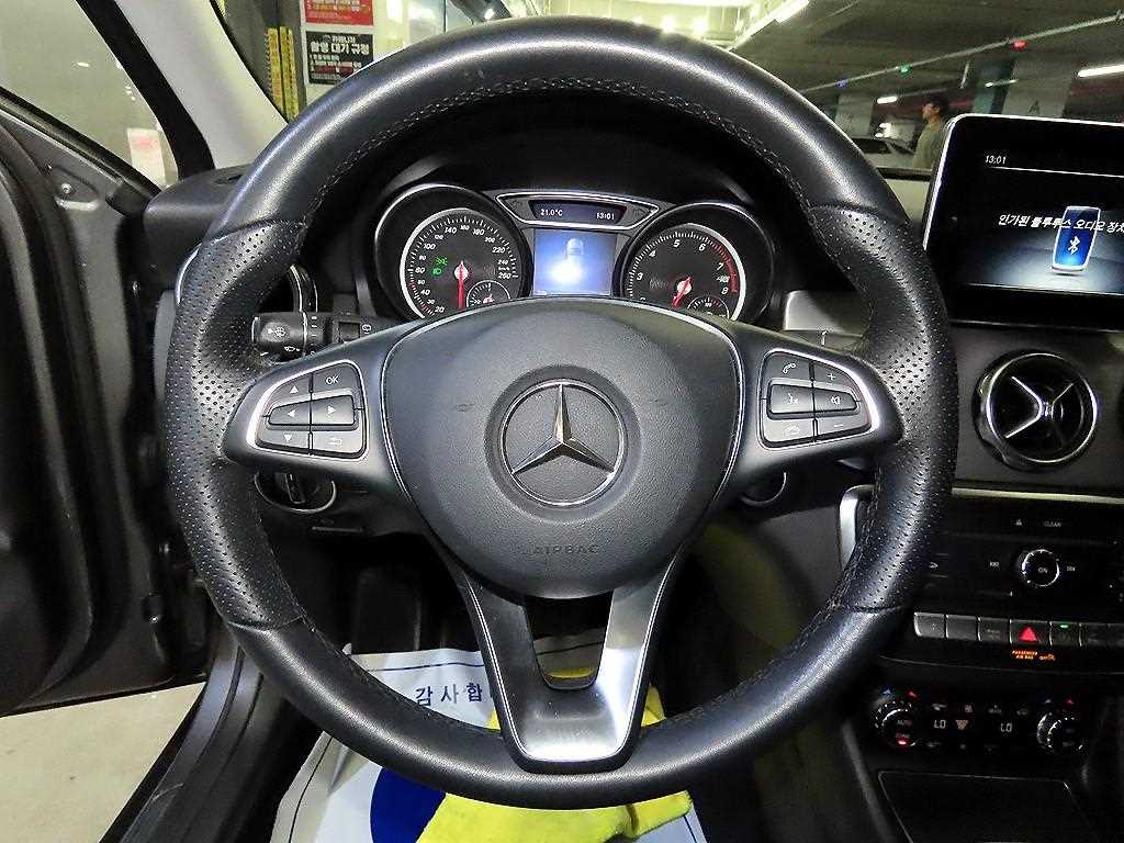 Mercedes Benz GLA Class - Vista 8