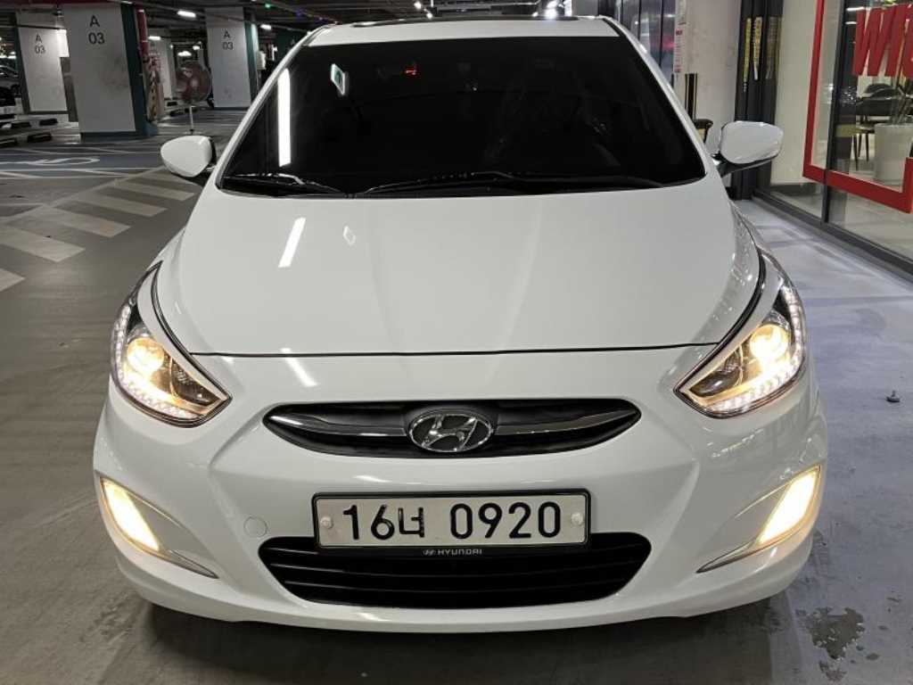 HYUNDAI Accent - Vista 2