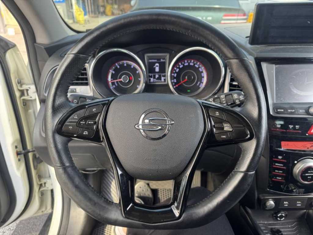 Ssangyong Tivoli - Vista 5