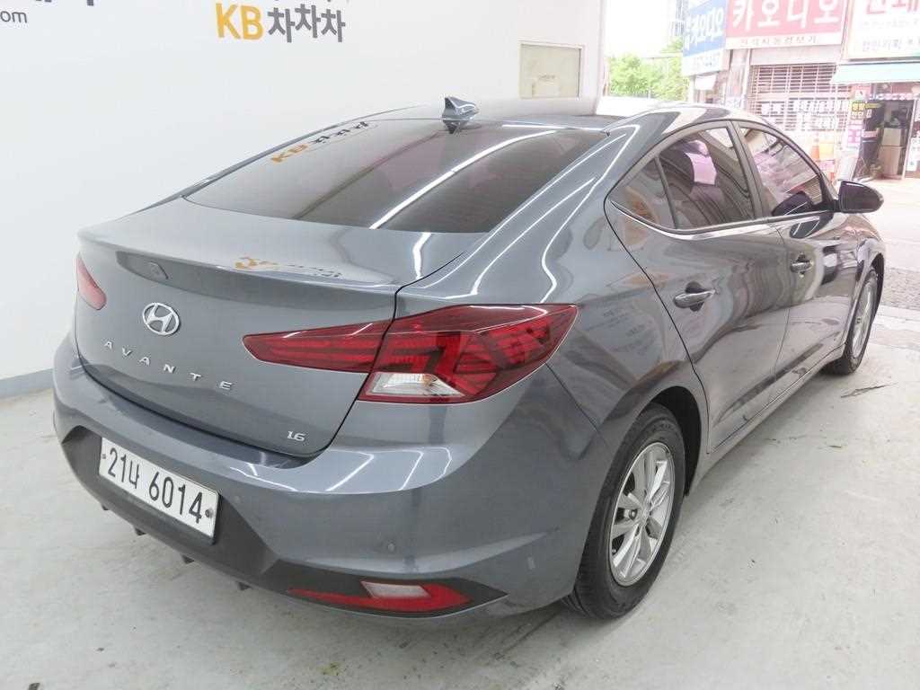 HYUNDAI Avante - Vista 3