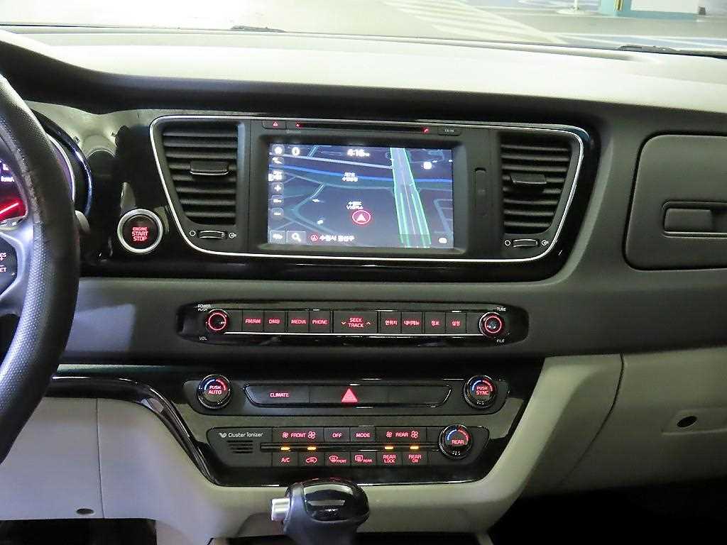 KIA Carnival - Vista 11