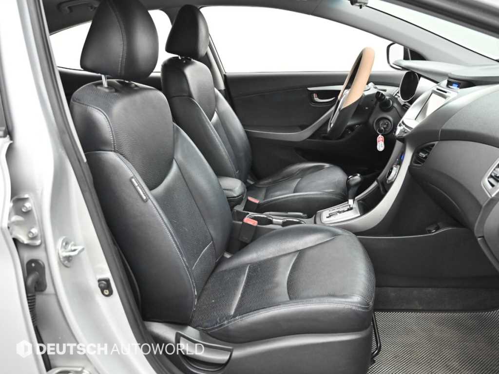 HYUNDAI Avante - Vista 10
