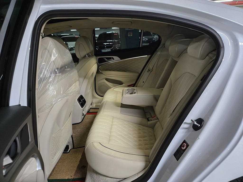 Genesis G70 - Vista 8