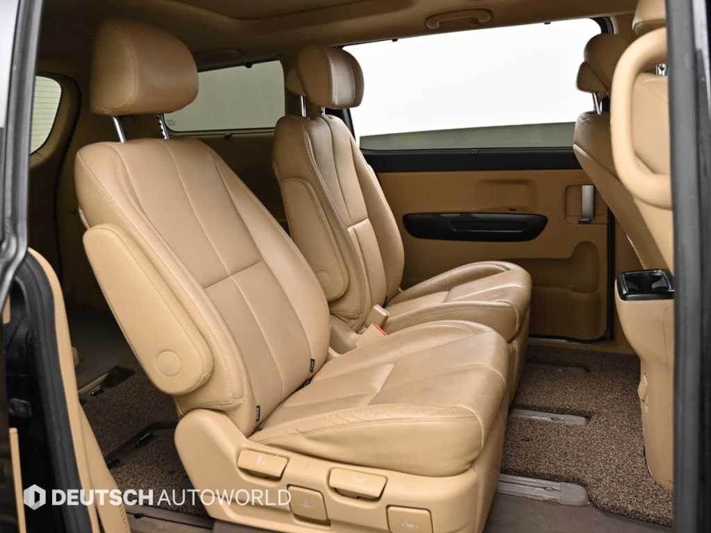KIA Carnival - Vista 12