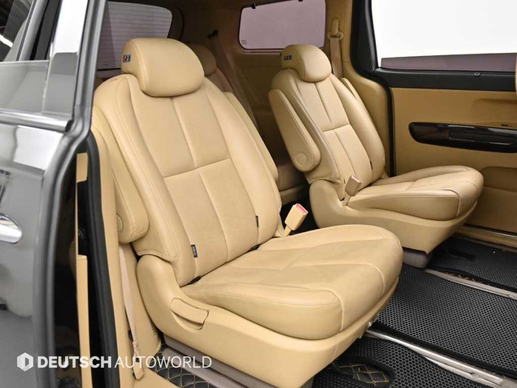 KIA Carnival - Vista 12