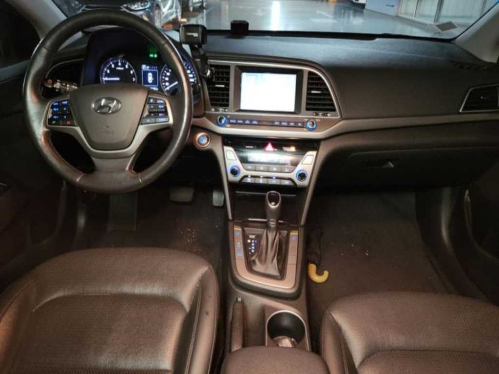 HYUNDAI Avante - Vista 9