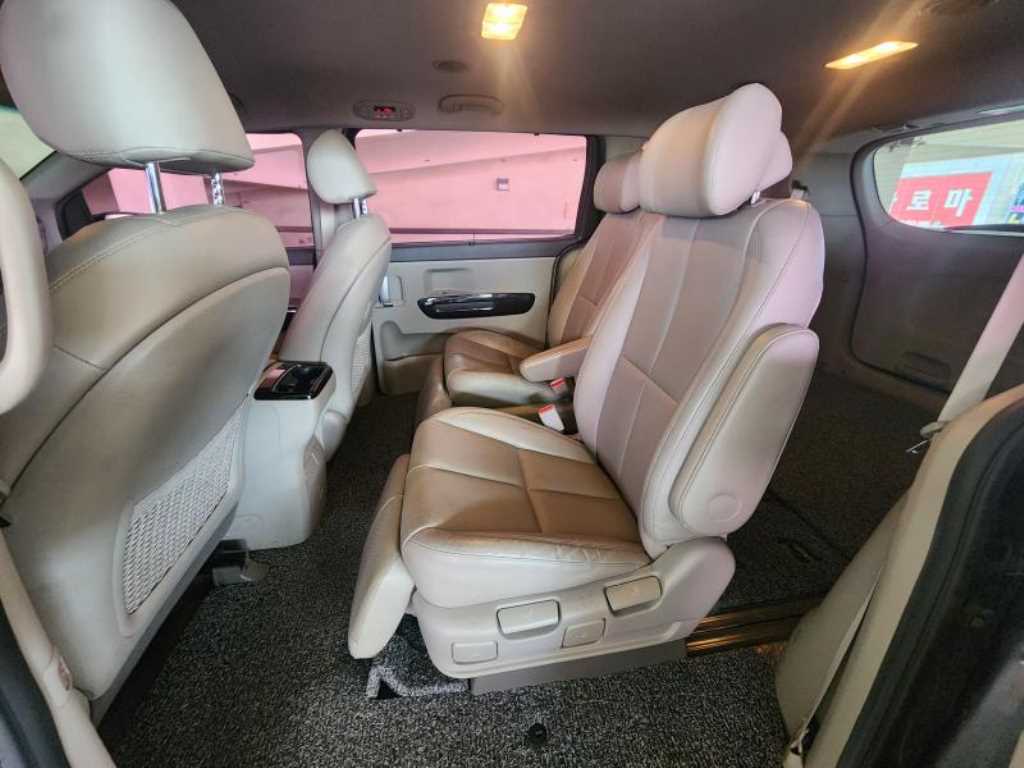 KIA Carnival - Vista 8