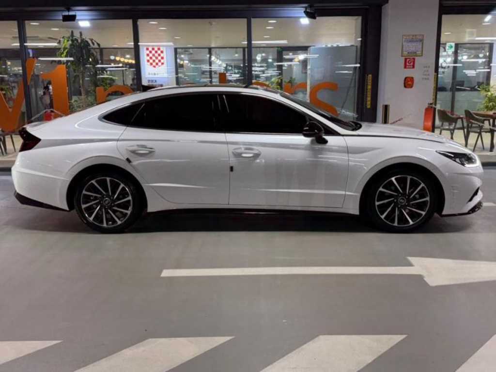 HYUNDAI Sonata - Vista 3