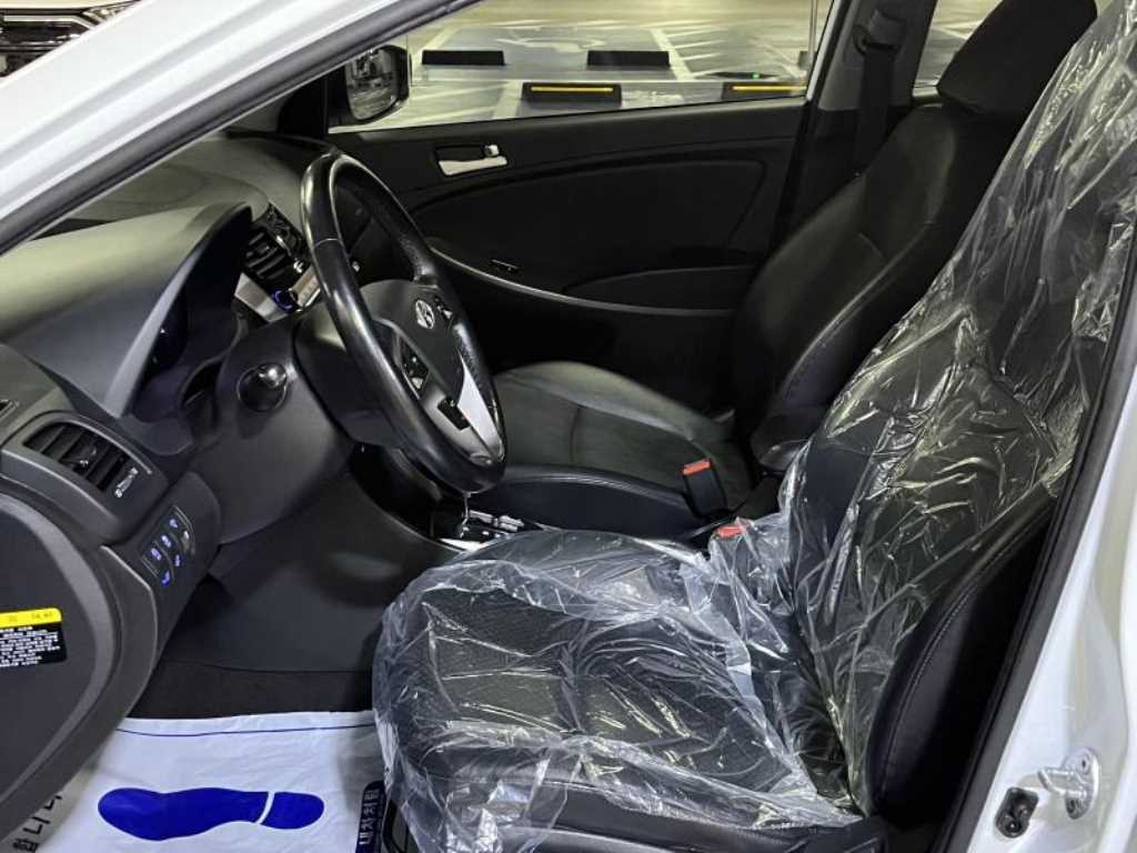 HYUNDAI Accent - Vista 11