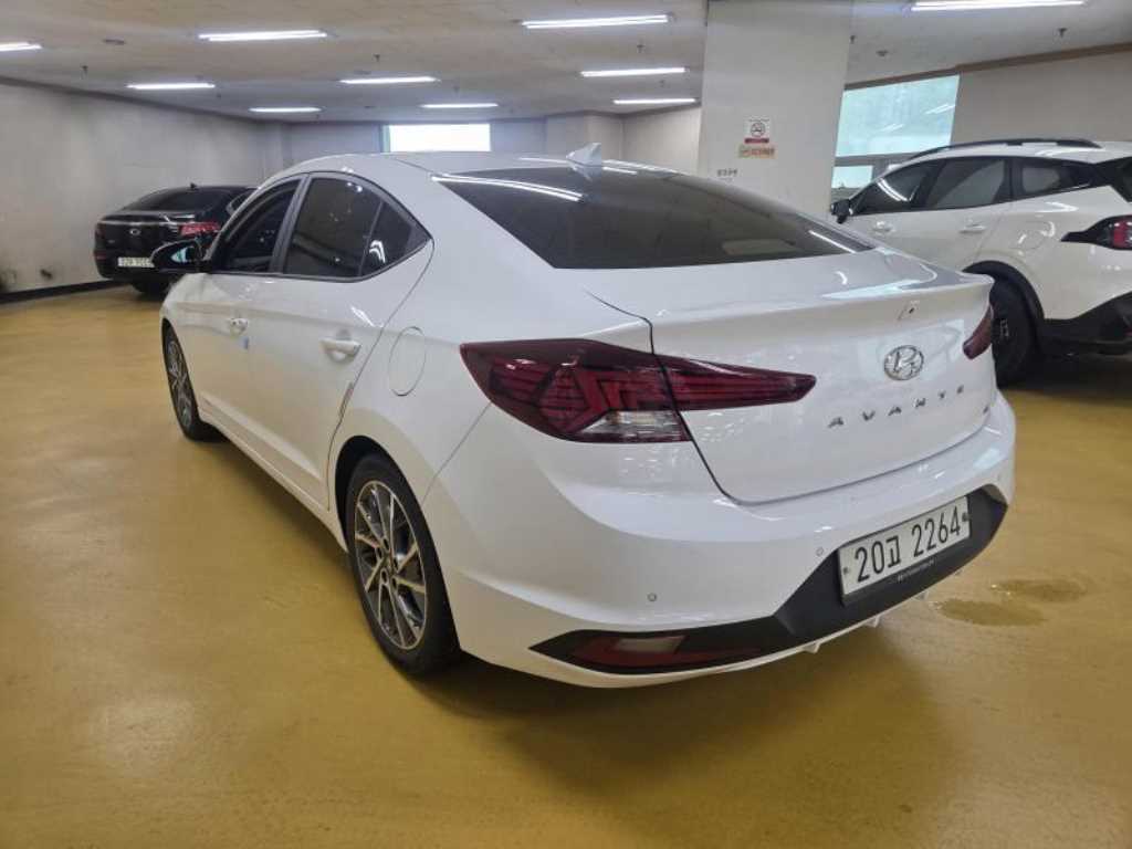 HYUNDAI Avante - Vista 7