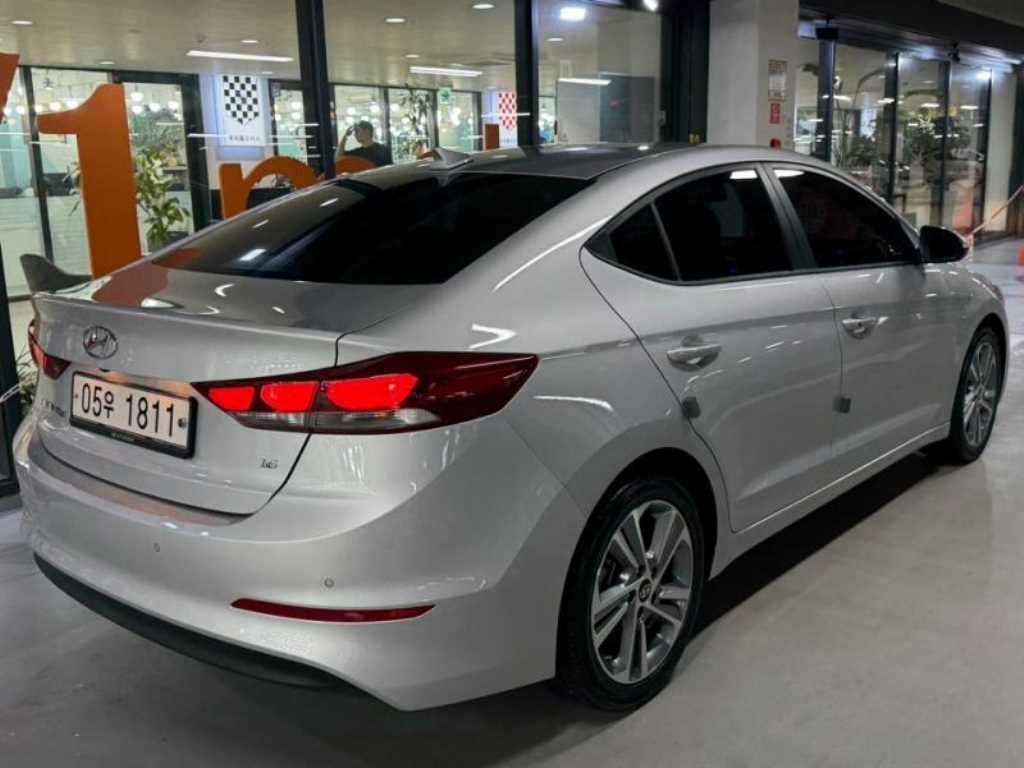 HYUNDAI Avante - Vista 4