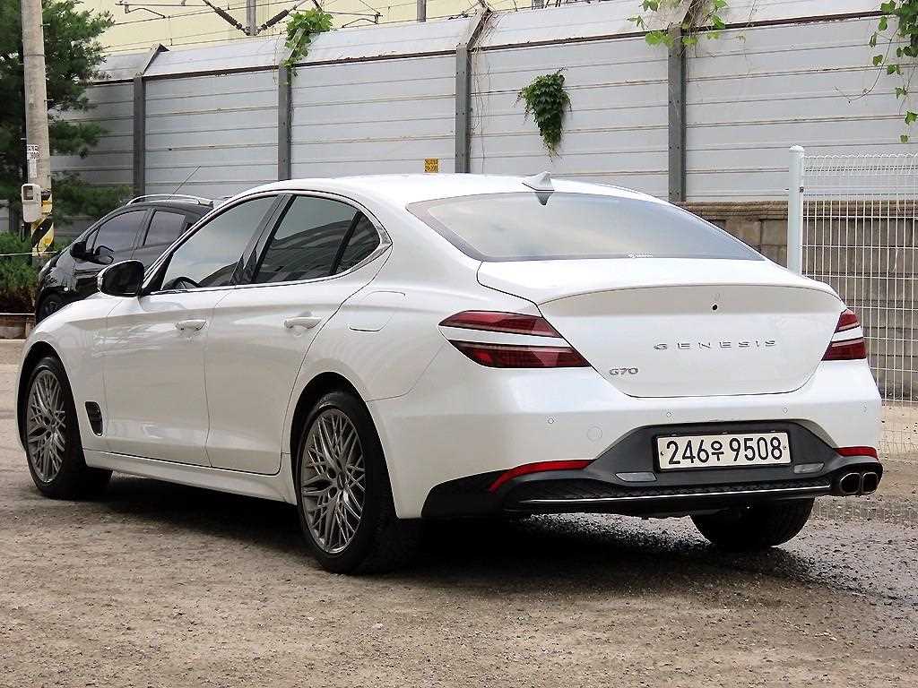 Genesis G70 - Vista 3