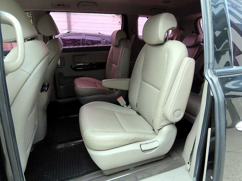 KIA Carnival - Vista 6