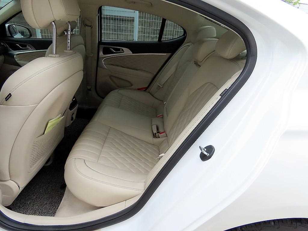 Genesis G70 - Vista 6