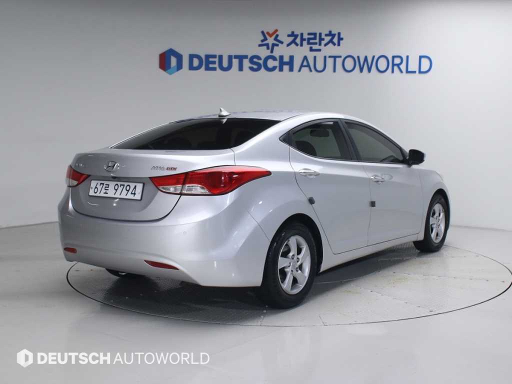 HYUNDAI Avante - Vista 2