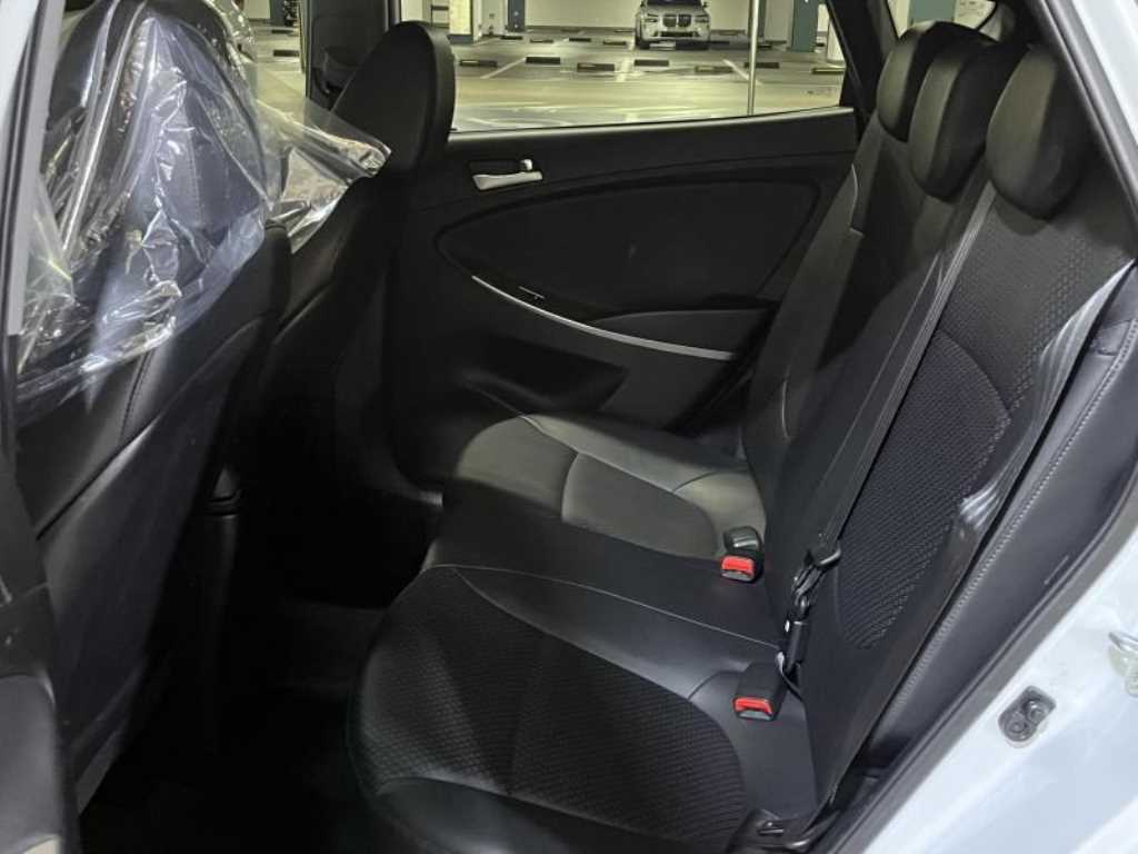 HYUNDAI Accent - Vista 6