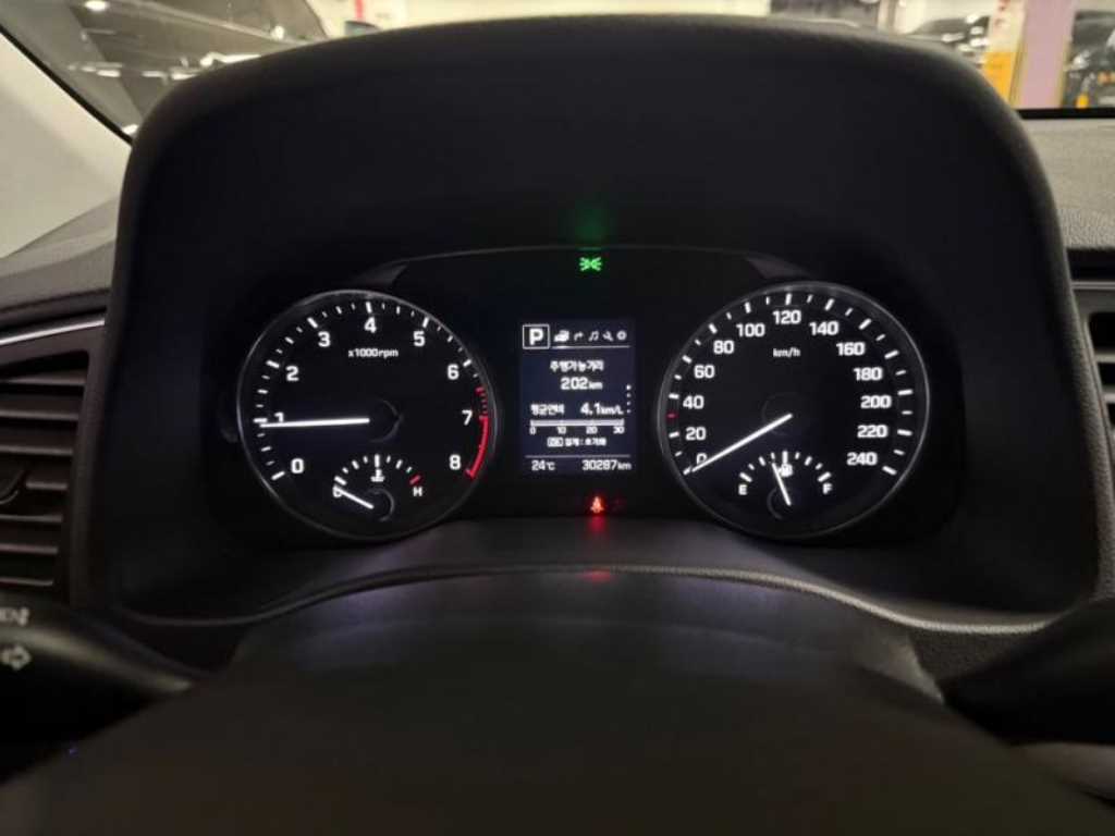 HYUNDAI Avante - Vista 9