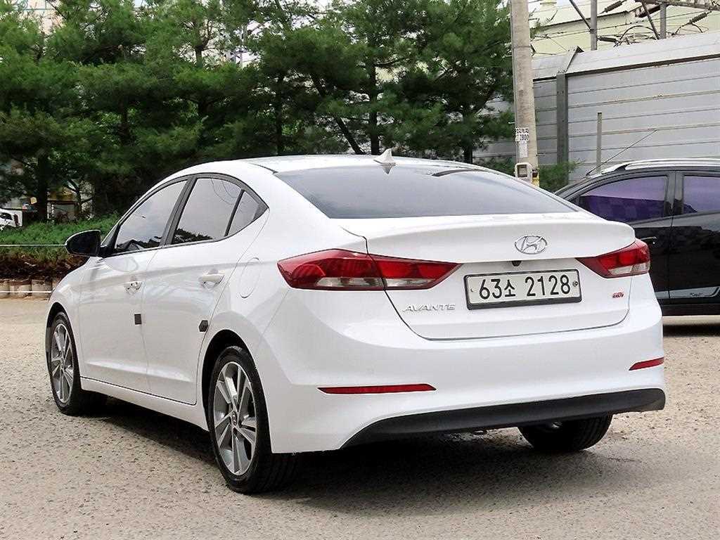 HYUNDAI Avante - Vista 3