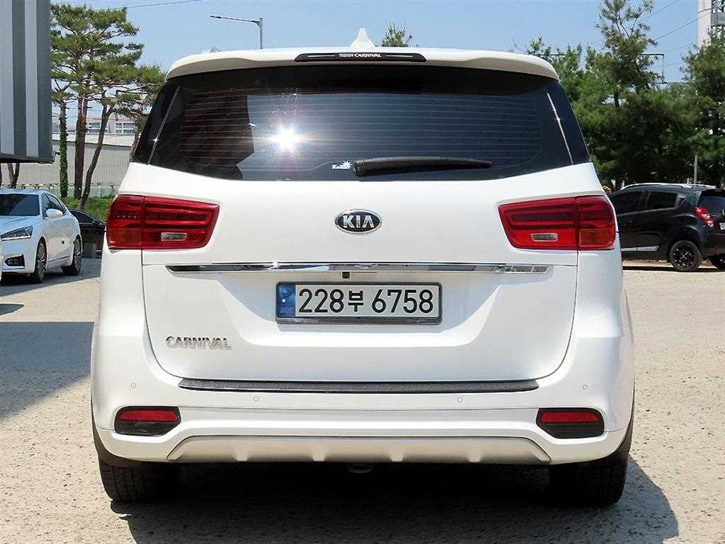 KIA Carnival - Vista 4