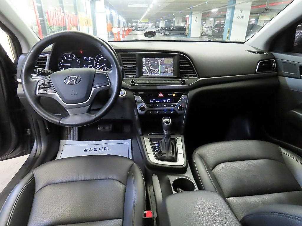 HYUNDAI Avante - Vista 10