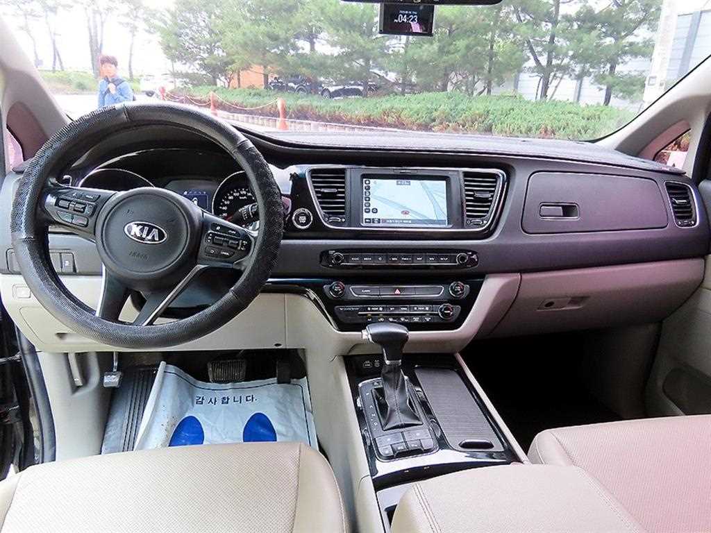 KIA Carnival - Vista 8