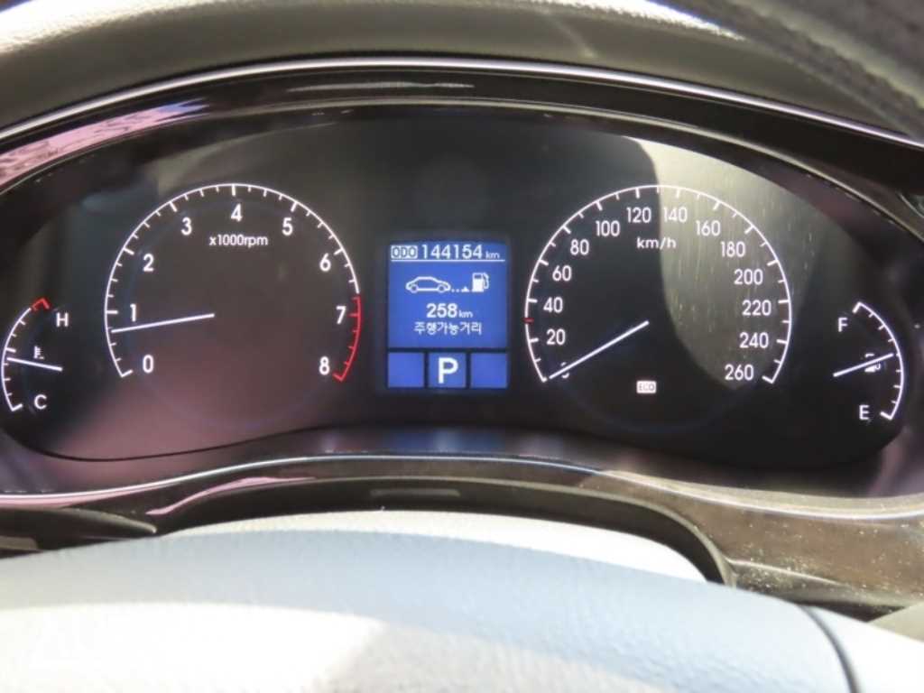 HYUNDAI Genesis - Vista 6